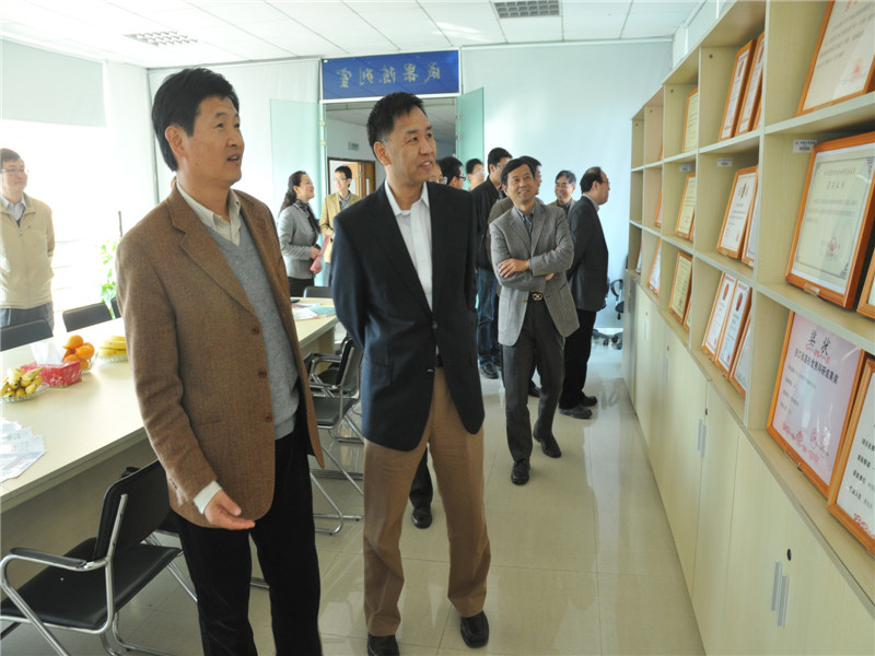 2012年11月国家知识产权局甘绍宁副局长一行到人文社科基地参观考察