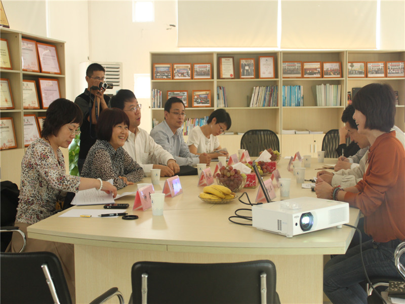 2012年10月国家标准化管理委员会于欣丽副主任来人文社科基地考察并听取国际标准化教育专题汇报