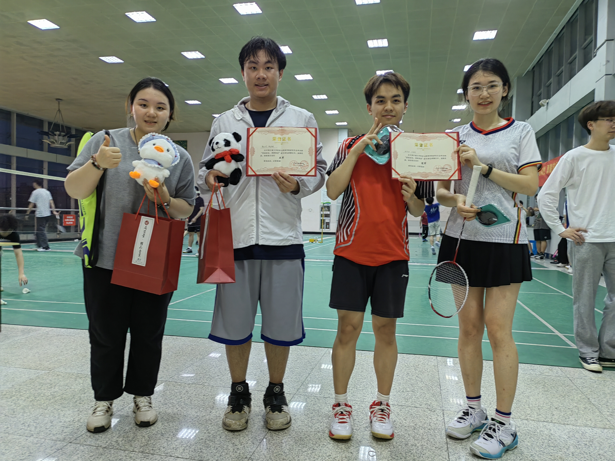 经管学院顺利举行师生羽毛球友谊赛