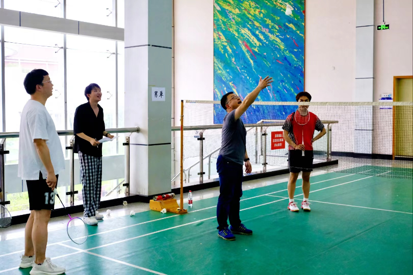 经管学院顺利举行师生羽毛球友谊赛